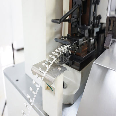O núcleo do cabo prende a máquina de descascamento e de friso com tela da cor e os servos motores do PLC